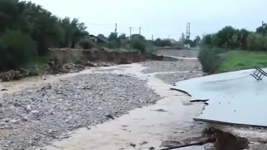 Κακοκαιρία Byron: Δρόμος εξαφανίστηκε στη Νέα Πέραμο – Συγκλονιστικές εικόνες