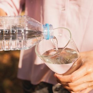 Εμφιαλωμένο νερό: Δεν είναι καλή ιδέα η καθημερινή κατανάλωσή του, λένε οι ειδικοί