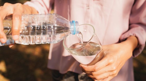 Εμφιαλωμένο νερό: Δεν είναι καλή ιδέα η καθημερινή κατανάλωσή του, λένε οι ειδικοί