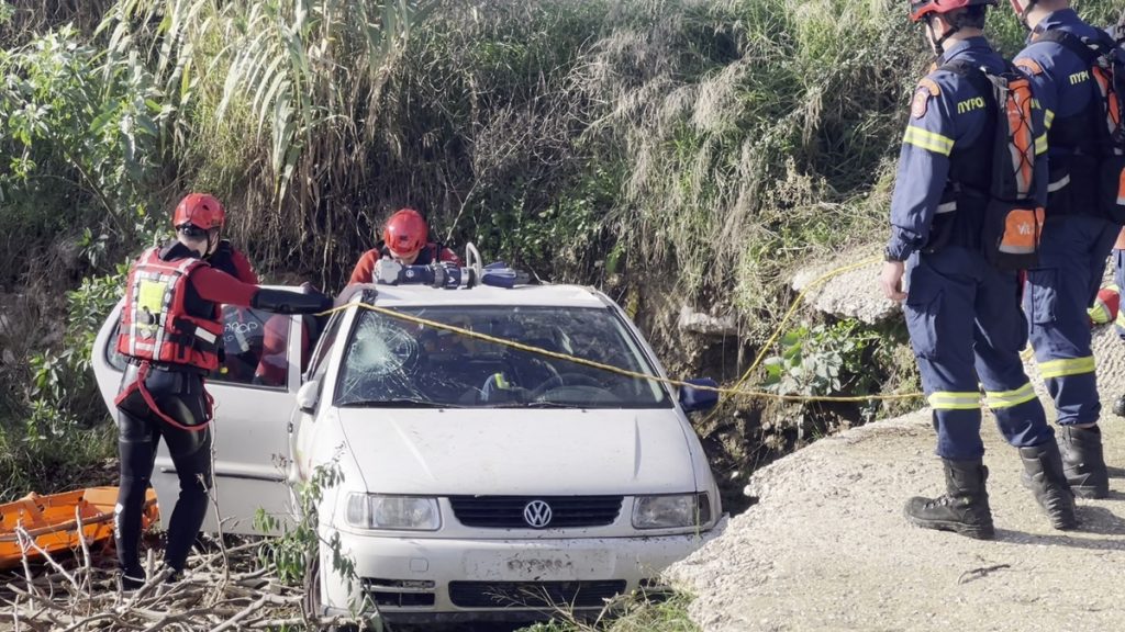 Λαμία: Απεγκλωβισμός και διάσωση ατόμου που παρασύρθηκε με το αυτοκίνητό του στον Ξηριά