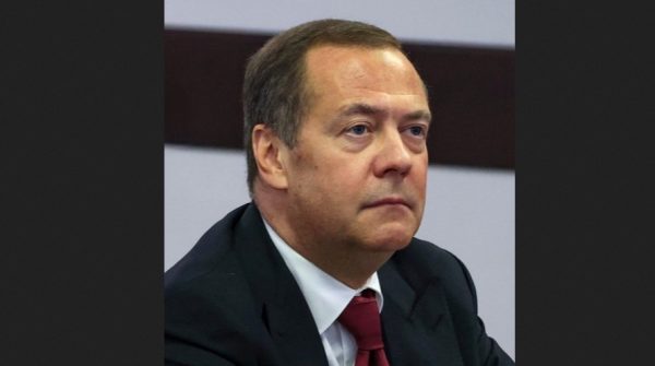 Σφοδρή επίθεση Μεντβέντεφ στον Ζελένσκι: Είναι βρωμερός, πρέπει να κρύβεται για το υπόλοιπο της ζωής του