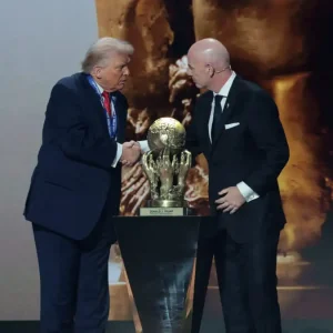 Ο Ντόναλντ Τραμπ πήρε το βραβείο ειρήνης της FIFA στην κλήρωση του Μουντιάλ 2026