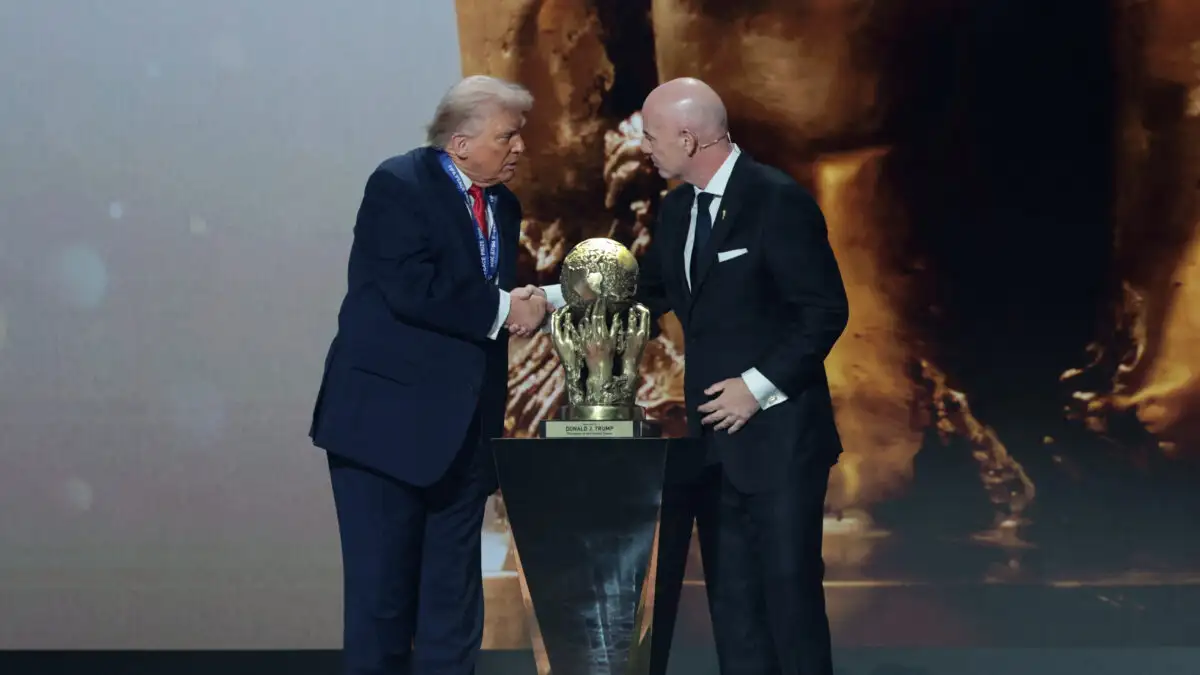 Ο Ντόναλντ Τραμπ πήρε το βραβείο ειρήνης της FIFA στην κλήρωση του Μουντιάλ 2026