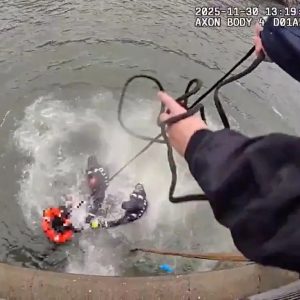 Βίντεο: Δραματική διάσωση 67χρονου σε ποταμό της Νέας Υόρκης – Οι αστυνομικοί βούτηξαν στα παγωμένα νερά για να τον σώσουν