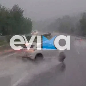 Η στιγμή που οδηγός χάνει τον έλεγχο εν μέσω βροχής και πέφτει πάνω στις μπάρες της Εθνικής Αθηνών - Λαμίας, δείτε βίντεο