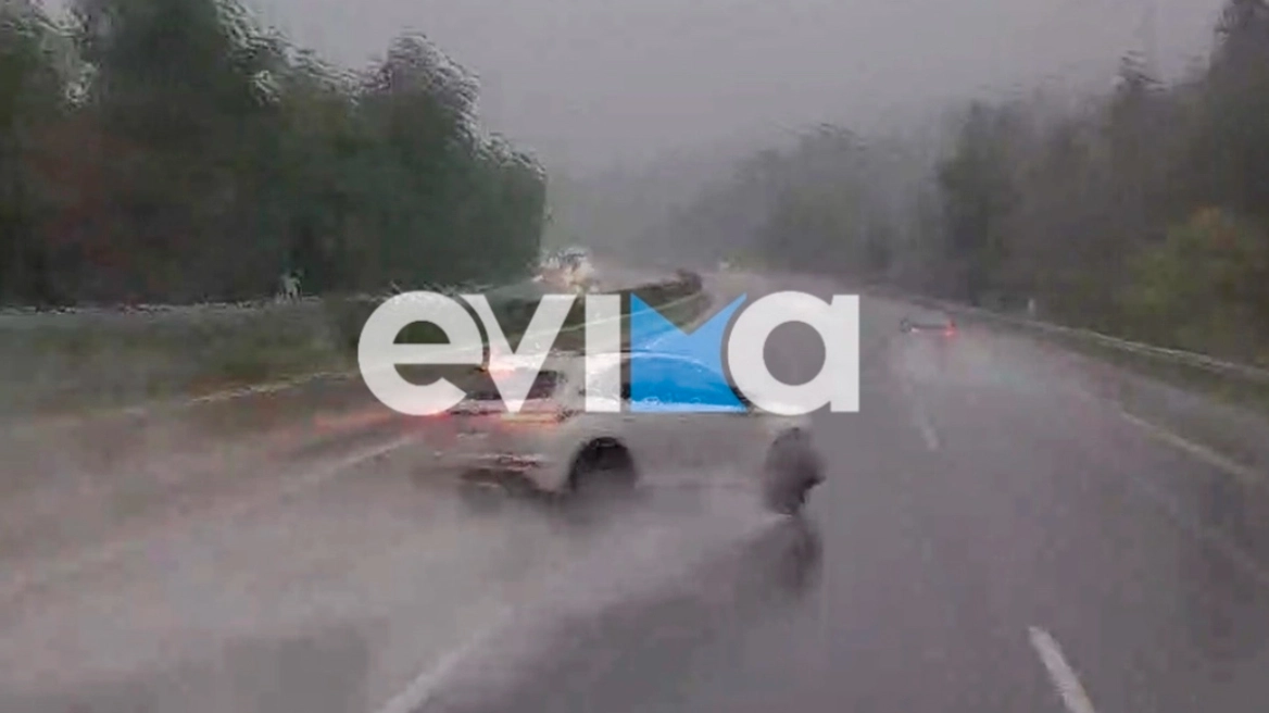 Η στιγμή που οδηγός χάνει τον έλεγχο εν μέσω βροχής και πέφτει πάνω στις μπάρες της Εθνικής Αθηνών - Λαμίας, δείτε βίντεο