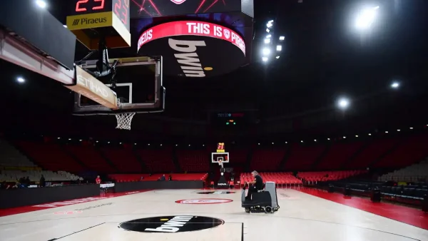 Στον αέρα το Ολυμπιακός – Φενέρμπαχτσε: Νερά στο παρκέ του ΣΕΦ