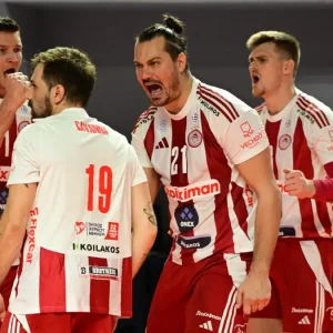 ΠΑΟΚ – Ολυμπιακός 1-3: «Ερυθρόλευκος» θρίαμβος και δεύτερος σερί τίτλος για τους Πειραιώτες στο League Cup του βόλεϊ ανδρών