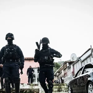 Καλύβια Αττικής: Ο παλιός γνώριμος των Αρχών, η διακίνηση ναρκωτικών και ο βαρύς οπλισμός που βρήκε το ελληνικό FBI