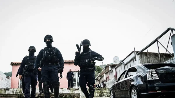 Καλύβια Αττικής: Ο παλιός γνώριμος των Αρχών, η διακίνηση ναρκωτικών και ο βαρύς οπλισμός που βρήκε το ελληνικό FBI