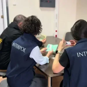 Έφερναν ανήλικους αλλοδαπούς από το εξωτερικό και τους εξανάγκαζαν να πουλούν λαθραία καπνικά για να καλύψουν τα χρέη τους