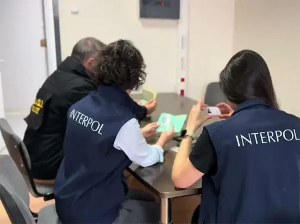 Έφερναν ανήλικους αλλοδαπούς από το εξωτερικό και τους εξανάγκαζαν να πουλούν λαθραία καπνικά για να καλύψουν τα χρέη τους