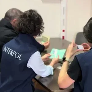 Έφερναν ανήλικους αλλοδαπούς από το εξωτερικό και τους εξανάγκαζαν να πουλούν λαθραία καπνικά για να καλύψουν τα χρέη τους