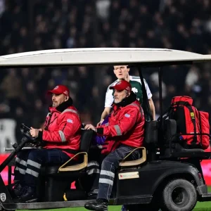 Ο Παβλένκα αποχώρησε με φορείο από το ΠΑΟΚ – Παναθηναϊκός μετά από σύγκρουση με τον Σφιντέρσκι