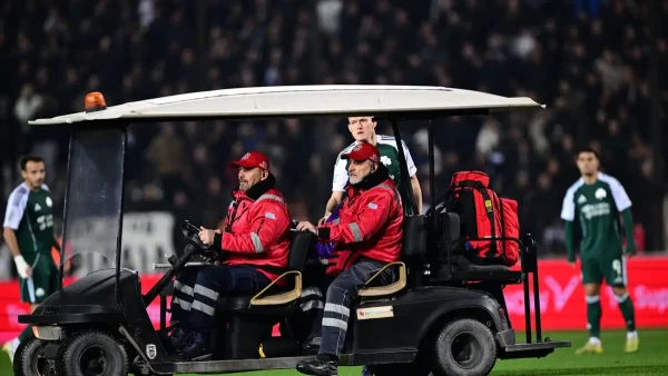 Ο Παβλένκα αποχώρησε με φορείο από το ΠΑΟΚ – Παναθηναϊκός μετά από σύγκρουση με τον Σφιντέρσκι