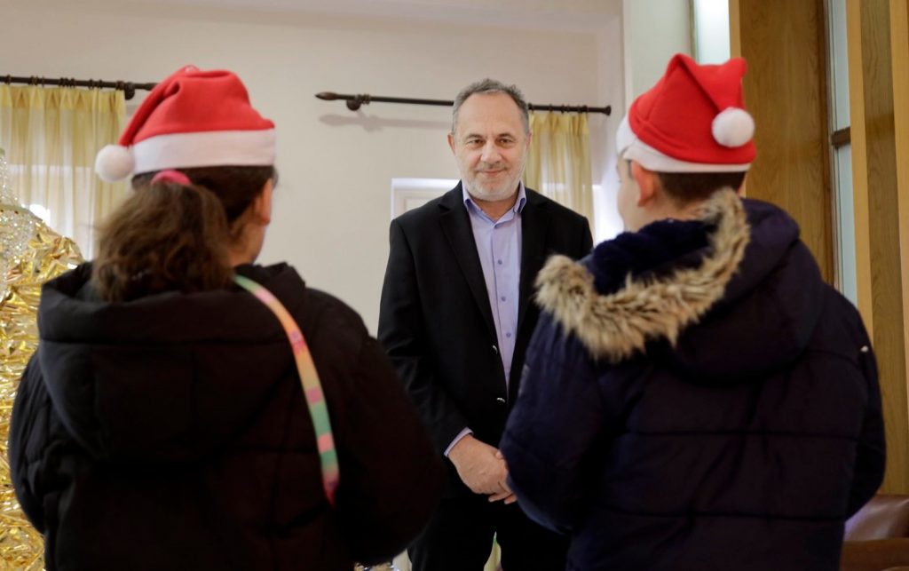 Άκουσε τα κάλαντα κι έκανε βόλτα στην αγορά της Λαμίας ο δήμαρχος