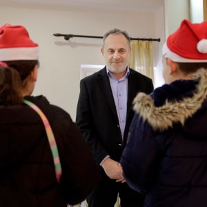 Άκουσε τα κάλαντα κι έκανε βόλτα στην αγορά της Λαμίας ο δήμαρχος