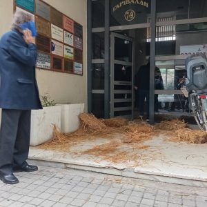 Τρίκαλα: Αγρότες έριξαν σανό έξω από πολιτικά γραφεία τοπικών βουλευτών (ΦΩΤΟ - ΒΙΝΤΕΟ)