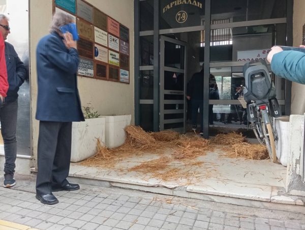 Τρίκαλα: Αγρότες έριξαν σανό έξω από πολιτικά γραφεία τοπικών βουλευτών (ΦΩΤΟ - ΒΙΝΤΕΟ)