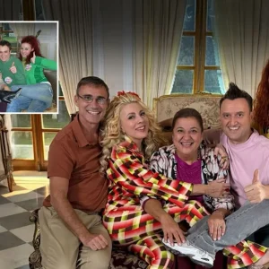 Η πεντάδα του «Παρά Πέντε» ποζάρει ξανά μαζί μετά από 20 χρόνια