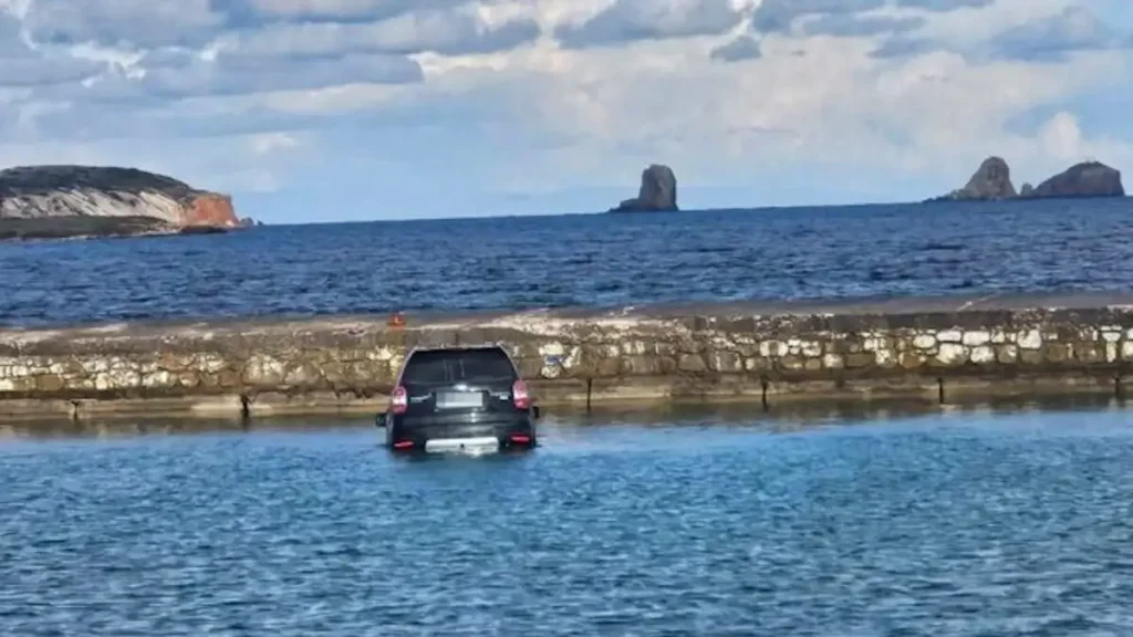 Πάρος: Αυτοκίνητο έπεσε στην θάλασσα και βυθίστηκε – Ο οδηγός ξέχασε να σηκώσει το χειρόφρενο