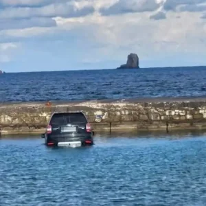 Πάρος: Αυτοκίνητο έπεσε στην θάλασσα και βυθίστηκε – Ο οδηγός ξέχασε να σηκώσει το χειρόφρενο