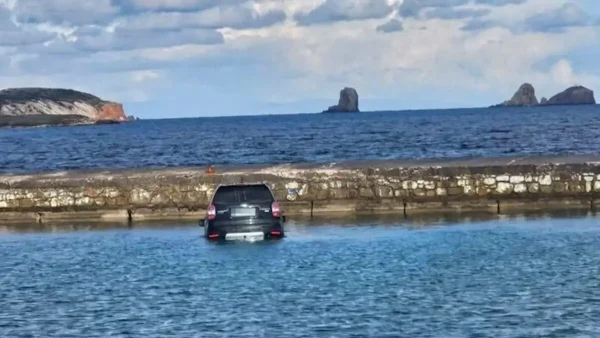 Πάρος: Αυτοκίνητο έπεσε στην θάλασσα και βυθίστηκε – Ο οδηγός ξέχασε να σηκώσει το χειρόφρενο