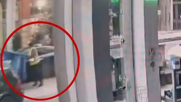 Πάτρα: Η στιγμή που αυτοκίνητο πέφτει πάνω σε απορριμματοφόρο τραυματίζοντας έναν εργαζόμενο – Βίντεο ντοκουμέντο