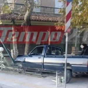 Πάτρα: Αγροτικό κατέληξε σε κατάστημα εστίασης, ο οδηγός βγήκε και έπεσε μέσα σε μία τρύπα