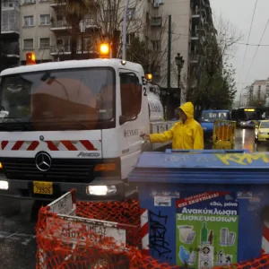 Πλημμύρισε η Πειραιώς: Διακοπή κυκλοφορίας και στα 2 ρεύματα