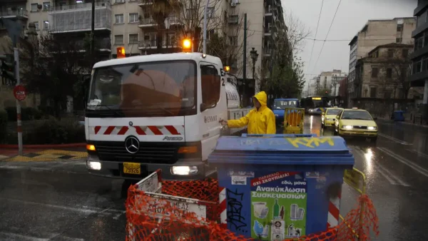 Πλημμύρισε η Πειραιώς: Διακοπή κυκλοφορίας και στα 2 ρεύματα