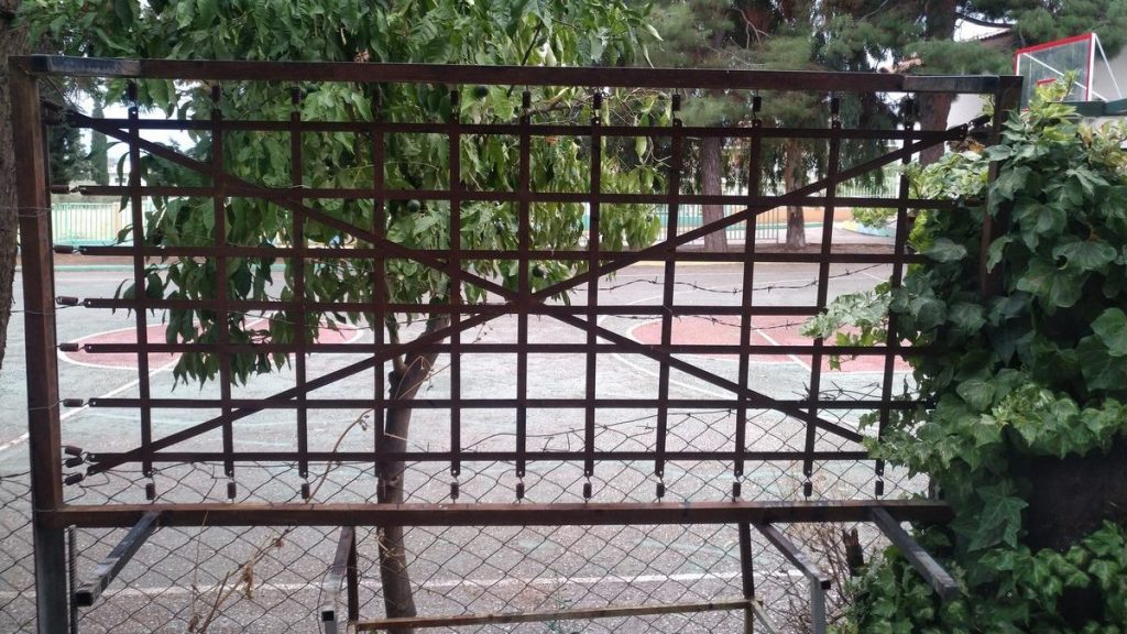 Ντιβάνια αντί για περίφραξη