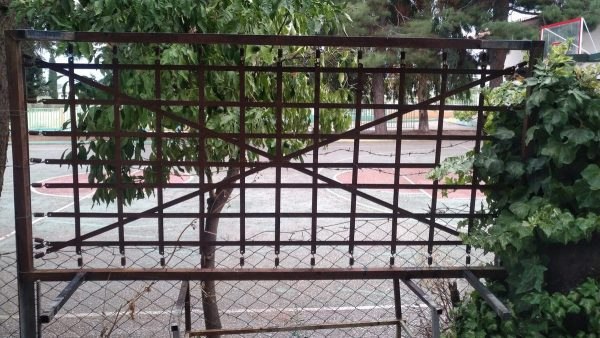 Ντιβάνια αντί για περίφραξη