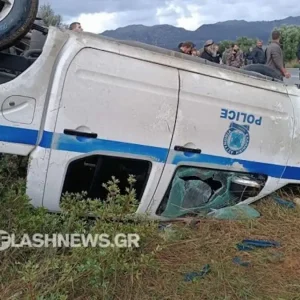Σε πολιορκία τα αεροδρόμια της Κρήτης: Διέλυσαν περιπολικό στα Χανιά, 2 τραυματίες στα επεισόδια - Δακρυγόνα, ένταση και πετροπόλεμος στο Ηράκλειο