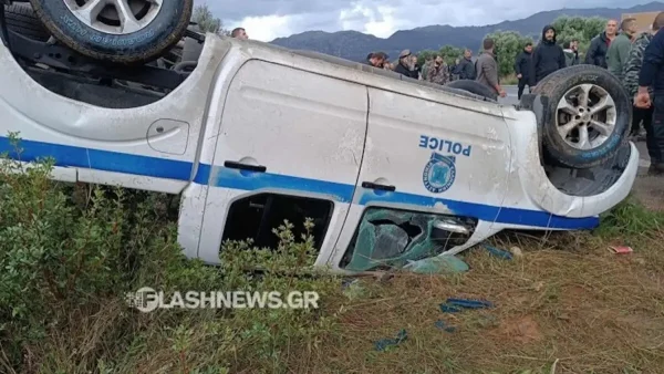 Σε πολιορκία τα αεροδρόμια της Κρήτης: Διέλυσαν περιπολικό στα Χανιά, 2 τραυματίες στα επεισόδια - Δακρυγόνα, ένταση και πετροπόλεμος στο Ηράκλειο