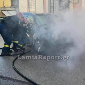 Λαμία: Πήρε φωτιά αυτοκίνητο - Κινητοποίηση της Πυροσβεστικής (ΒΙΝΤΕΟ-ΦΩΤΟ)