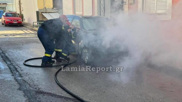 Λαμία: Πήρε φωτιά αυτοκίνητο - Κινητοποίηση της Πυροσβεστικής (ΒΙΝΤΕΟ-ΦΩΤΟ)