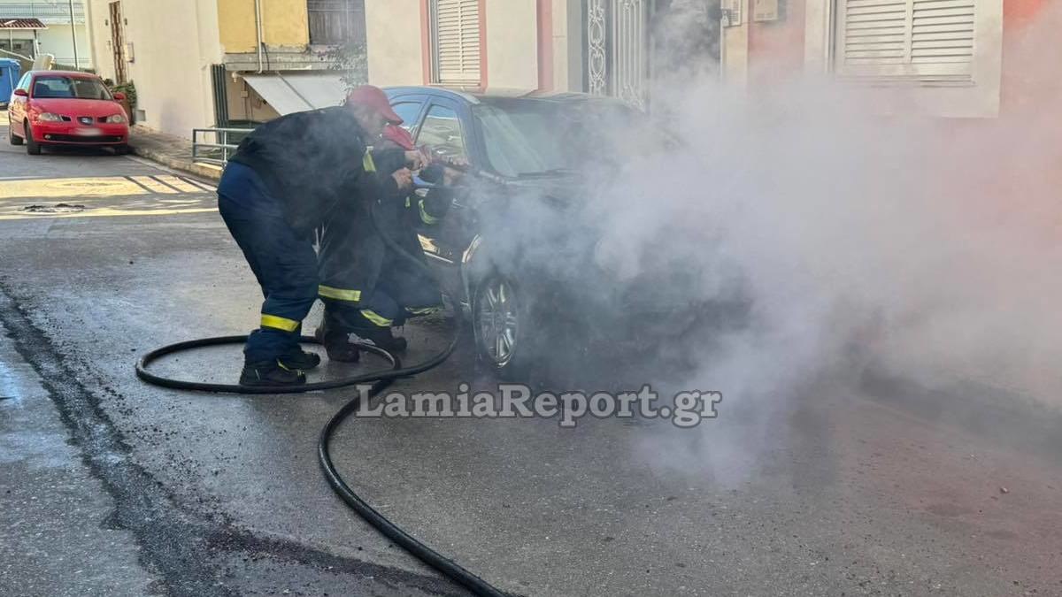 Λαμία: Πήρε φωτιά αυτοκίνητο - Κινητοποίηση της Πυροσβεστικής (ΒΙΝΤΕΟ-ΦΩΤΟ)