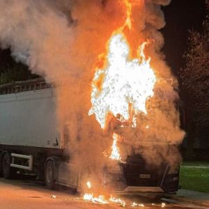 Λαμπάδιασε φορτηγό στα Φάρσαλα (ΦΩΤΟ)