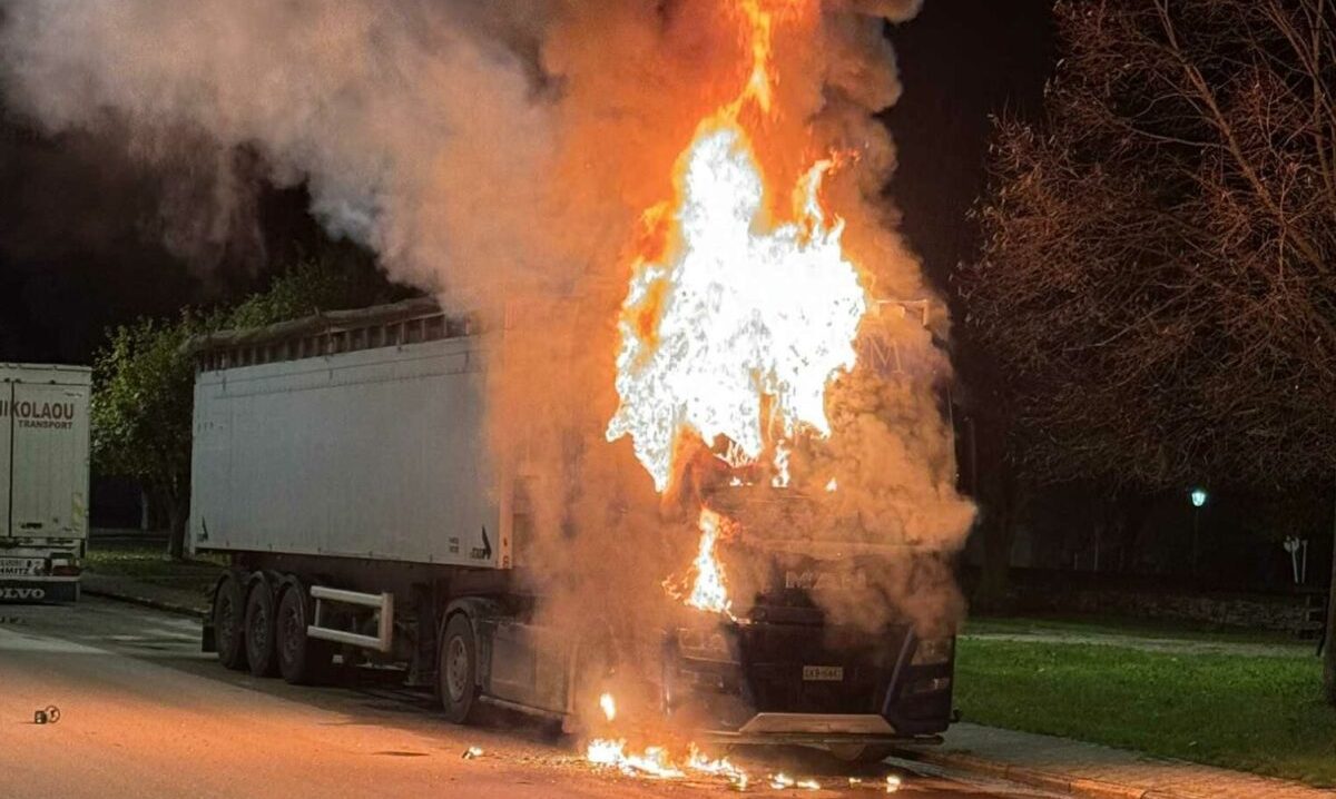 Λαμπάδιασε φορτηγό στα Φάρσαλα (ΦΩΤΟ)