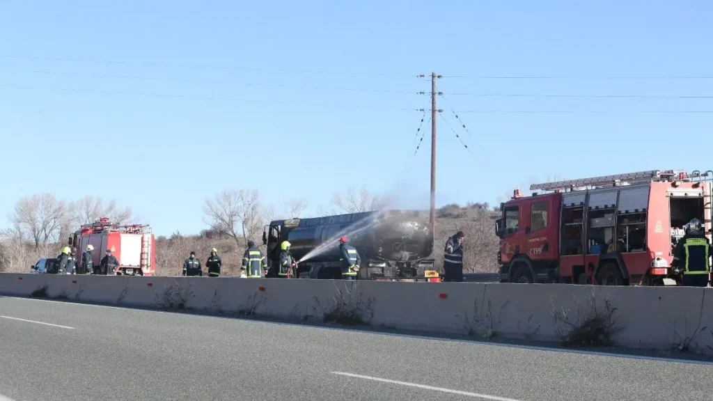Φωτιά σε βυτιοφόρο στην εθνική οδό Θεσσαλονίκης – Σερρών: Έκλεισε και στα δύο ρεύματα ο δρόμος