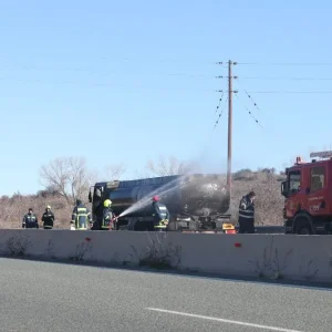 Φωτιά σε βυτιοφόρο στην εθνική οδό Θεσσαλονίκης – Σερρών: Έκλεισε και στα δύο ρεύματα ο δρόμος