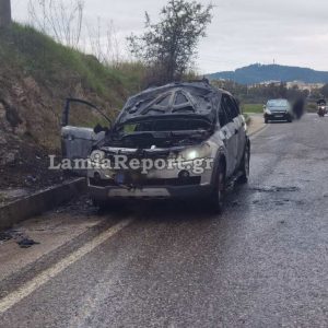 Λαμία: Αυτοκίνητο πήρε φωτιά εν κινήσει - Ευτυχώς πρόλαβε και βγήκε ο οδηγός