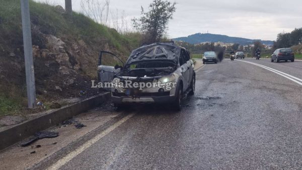 Λαμία: Αυτοκίνητο πήρε φωτιά εν κινήσει - Ευτυχώς πρόλαβε και βγήκε ο οδηγός
