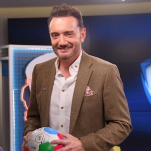 Ο Χρήστος Μενιδιάτης στο εορταστικό Game Time: Το ντουέτο με τον Ντέμη Νικολαΐδη και ο Μέσι σε ρόλο του Άη Βασίλη