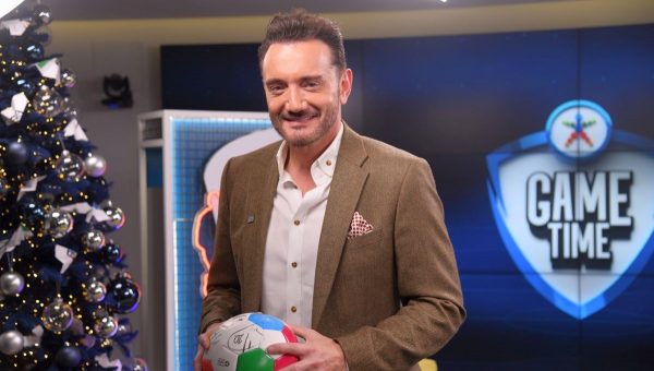 Ο Χρήστος Μενιδιάτης στο εορταστικό Game Time: Το ντουέτο με τον Ντέμη Νικολαΐδη και ο Μέσι σε ρόλο του Άη Βασίλη