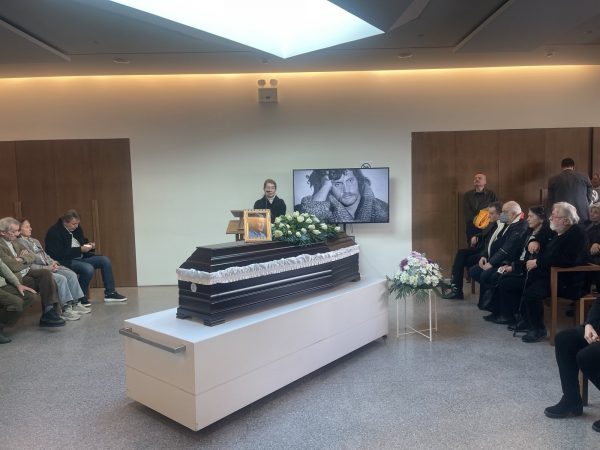 Στο Αποτεφρωτήριο Ριτσώνας το «τελευταίο αντίο» στον Αλμπέρτο Εσκενάζυ