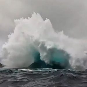 Βίντεο από το σπάνιο και εντυπωσιακό κύμα «pincer attack» στην Αυστραλία - Γιατί είναι εξαιρετικά επικίνδυνο