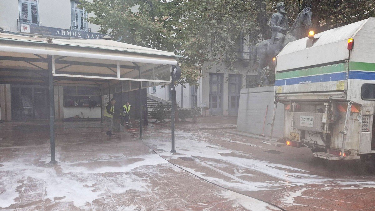 Λαμία: Γενική καθαριότητα και απολύμανση στην πλατεία Λαού