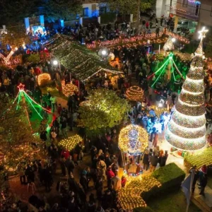 Το πλεκτό χριστουγεννιάτικο χωριό της Ελλάδας όπου όλα είναι κεντητά